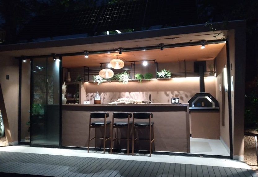 A Mostra Elite Design é um evento organizado, anualmente, no GPA – Clube de Regatas Guaíba, em Porto Alegre, onde abre oportunidade para diversas áreas criativas e artísticas, como arquitetura, design de interiores, paisagismo e gastronomia. Grande oportunidade para os profissionais e entusiastas mais atuantes apresentarem seus trabalhos, ideias e criações, além de proporcionar uma experiência única aos visitantes, que podem apreciar diferentes formas de expressão artística e criativa, em um ambiente agradável, à beira do Guaíba, que, com base no contexto, parece ser um rio, lago ou corpo d’água relevante na região onde ocorre o evento. A equipe da revista Diário de Bordo esteve presente na Mostra, em 12/10, no coquetel de lançamento da revista Mostra Elite Design. Parabéns e sucesso aos organizadores e profissionais.