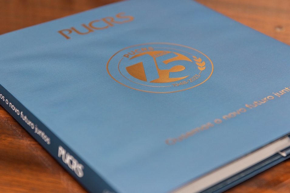 PUCRS lança livro para retratar os 75 anos de história e destacar o impacto da instituição na socidade
