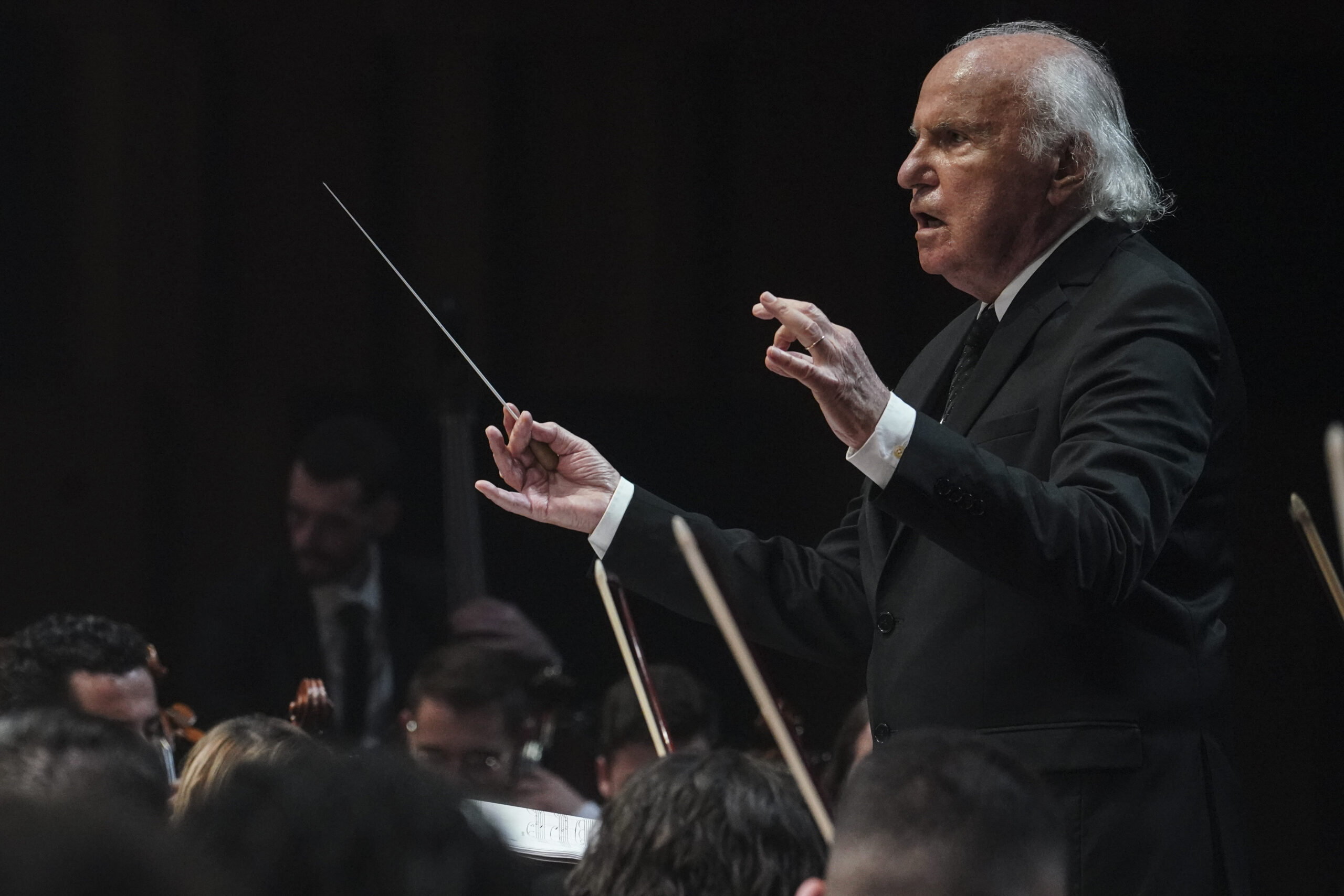 Orquestra Sinfônica Heliópolis e Isaac Karabtchevsky apresentam Mozart e Mendelssohn no Teatro B32