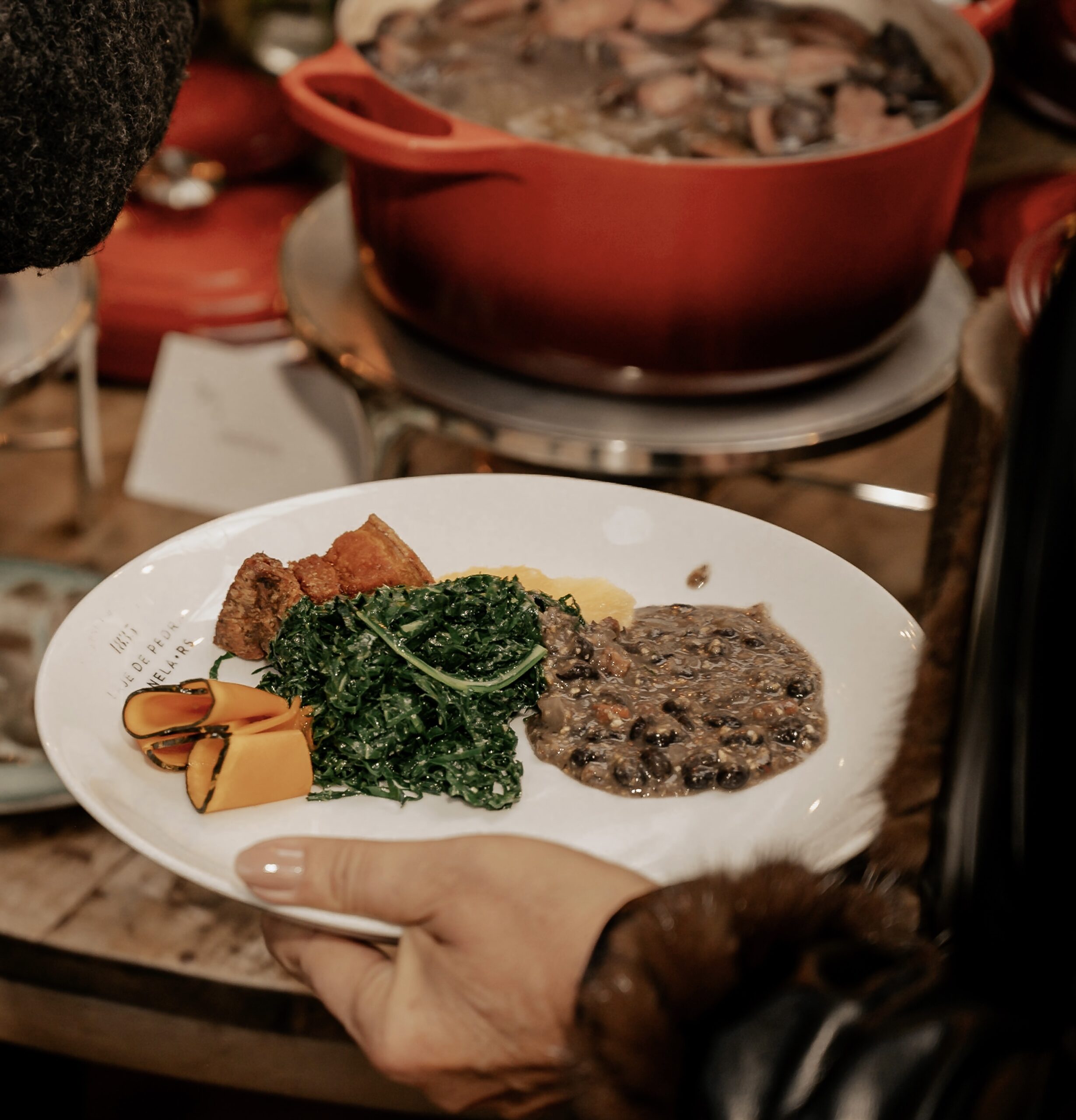 Feijoada no Laje terá edição especial beneficente com Claudia Bartelle na Serra Gaúcha