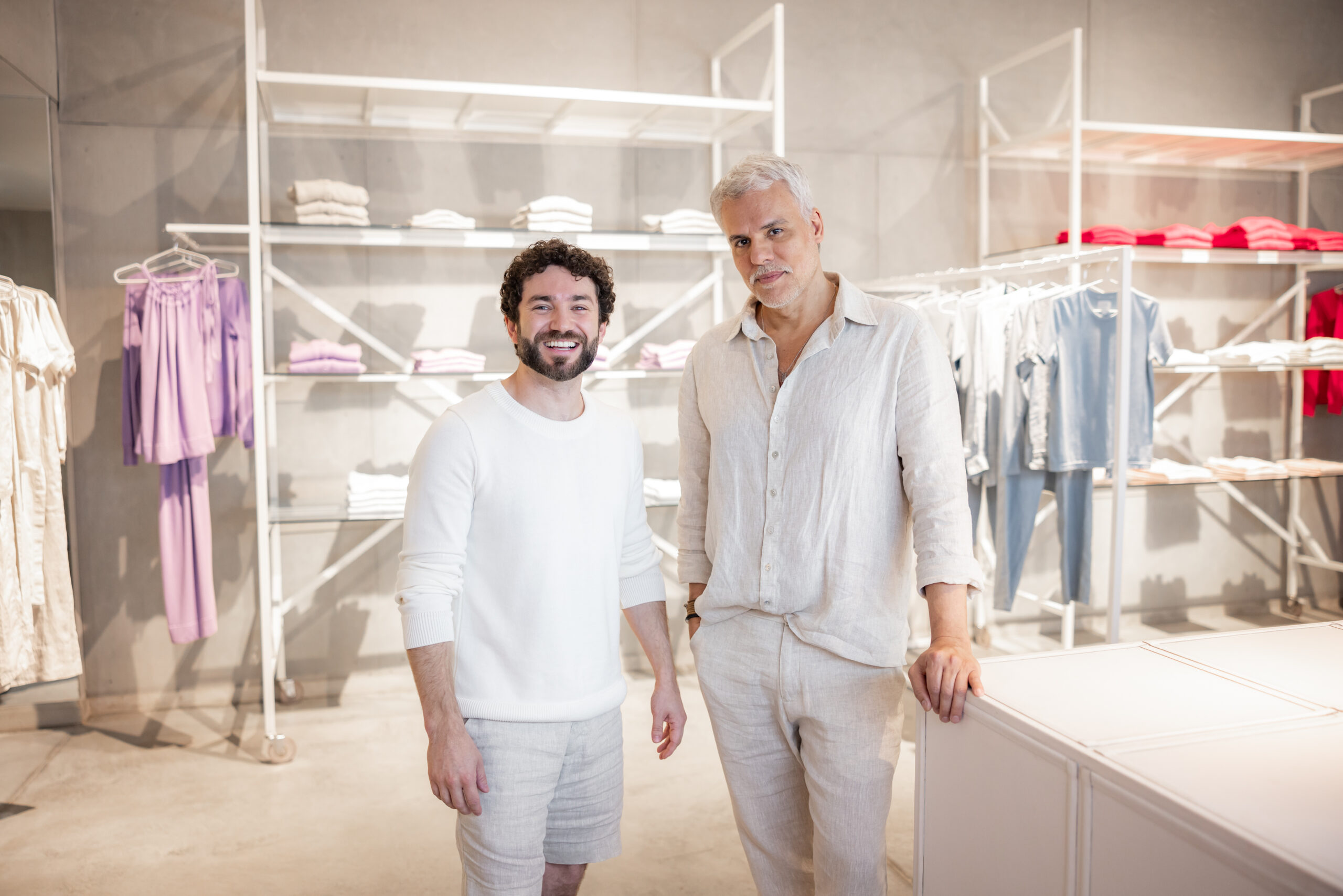 LOZ apresenta coleção de primavera-verão 2025 em coquetel para convidados