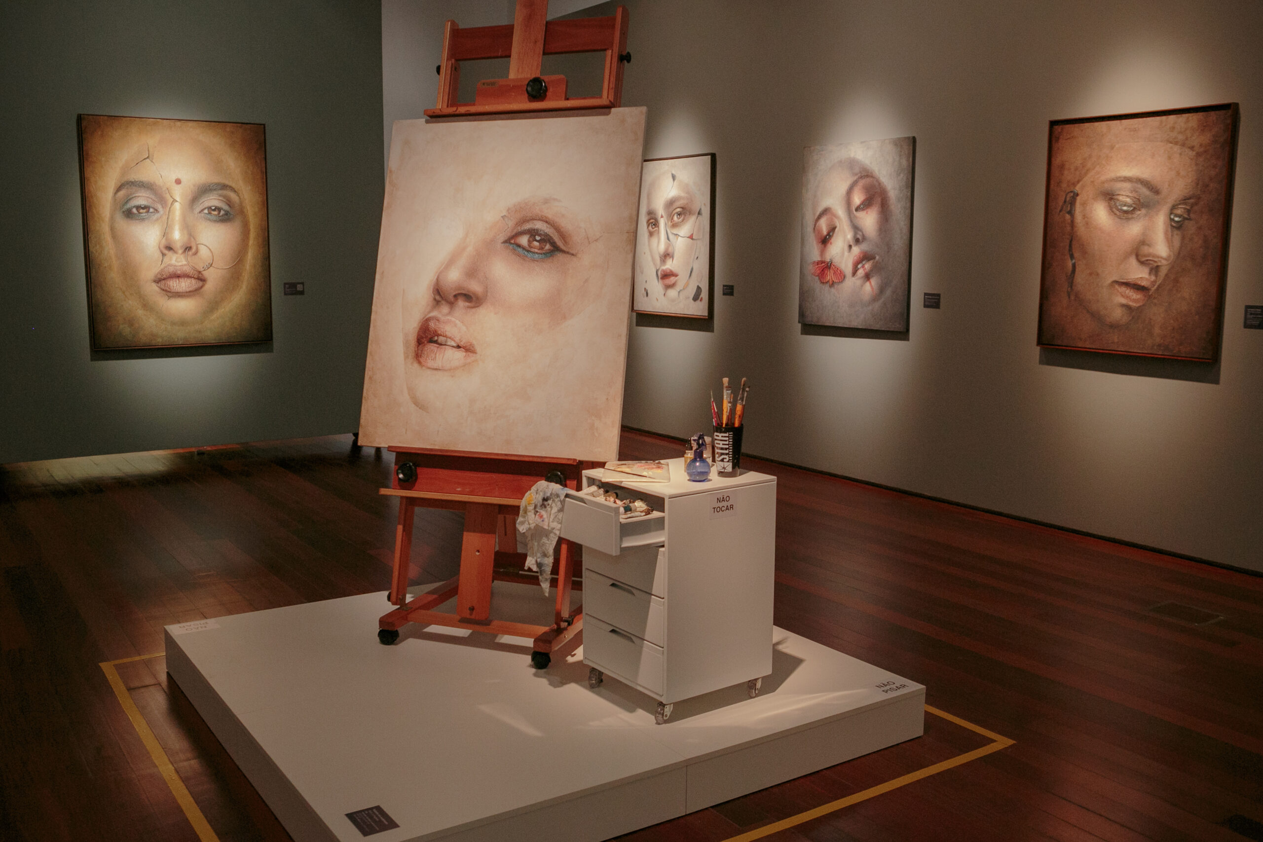 Exposição “Persona” de Sílvia Brum terá data prorrogada e visita guiada em fevereiro