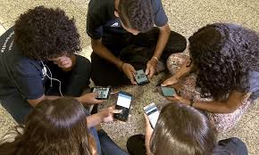Os benefícios dos alunos não usarem o celular na escola: uma perspectiva psicológica