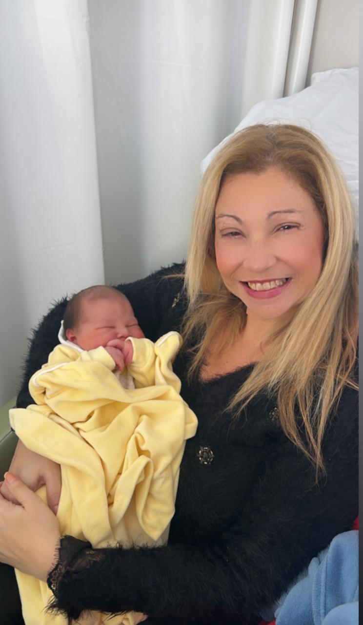 A Família Aché celebra a chegada de André